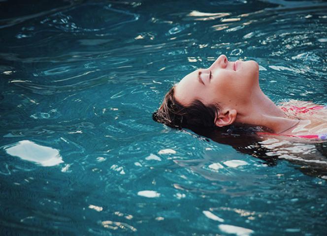 Zoom d'une femme dans une piscine