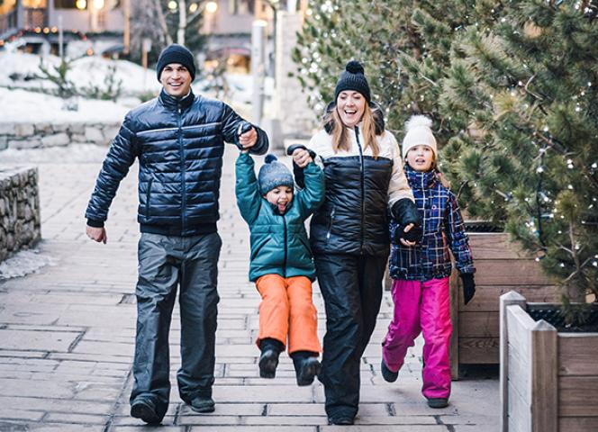 Famille heureuse au village de Val d'Isère