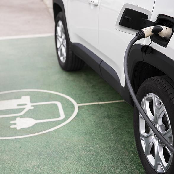 Place de parking avec une borne de recharge pour voitures électriques