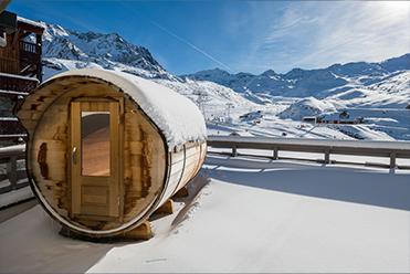 Sauna d'extérieur vue sur les pistes depuis le balcon de la résidence Montana Lodge à Val Thorens