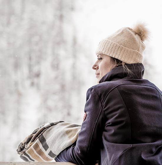 Jeune femme sur le balcon des chalets Izia