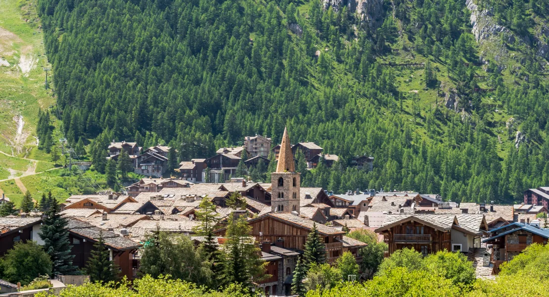 Vue sur le village de Val d'Isère depuis les balcons du chalet Skadi