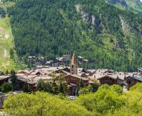 Vue sur le village de Val d'Isère depuis les balcons du chalet Skadi